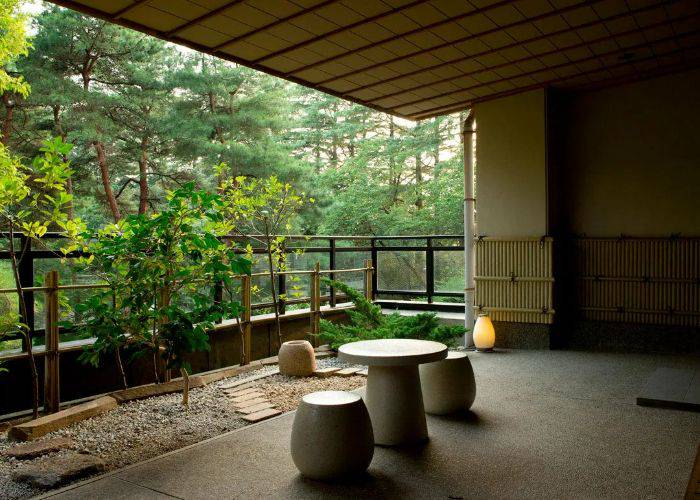 The gorgeous scenes from the ryokan on this traditional ryokan, kaiseki and tea ceremony experience in Ishikawa.